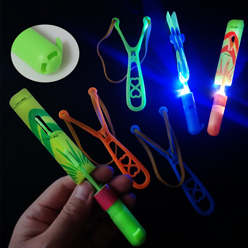 Lotes apito redondo espada voadora brinquedos led azul/flash borracha estilingue catapulta brinquedo das crianças mini máquina voadora brinquedo presentes