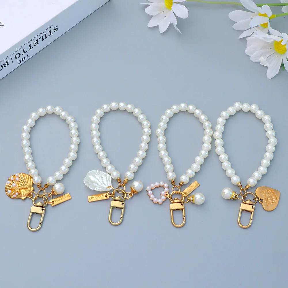 Simpatico portachiavi con perle per donne e ragazze, con perle lucide, conchiglia, borsa per telefono, zaino, accessorio con ciondolo, portachiavi per auto