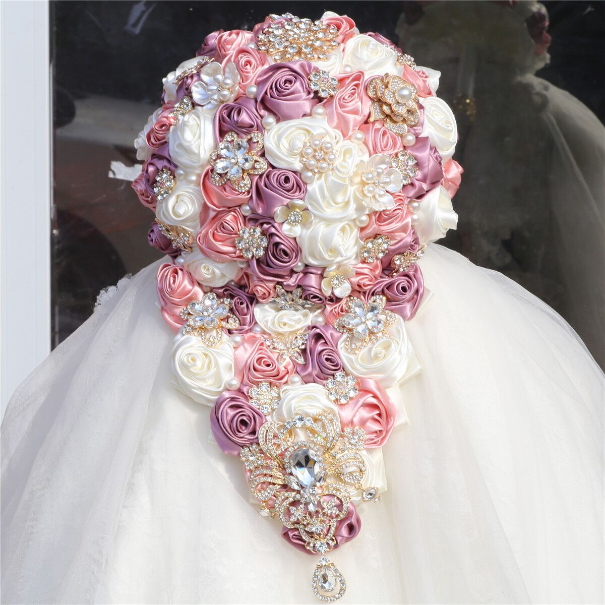 Bouquet da sposa in cristallo di alta qualità con cascata, accessori per damigelle d'onore, rosa in raso fatta a mano, eleganti fiori da sposa