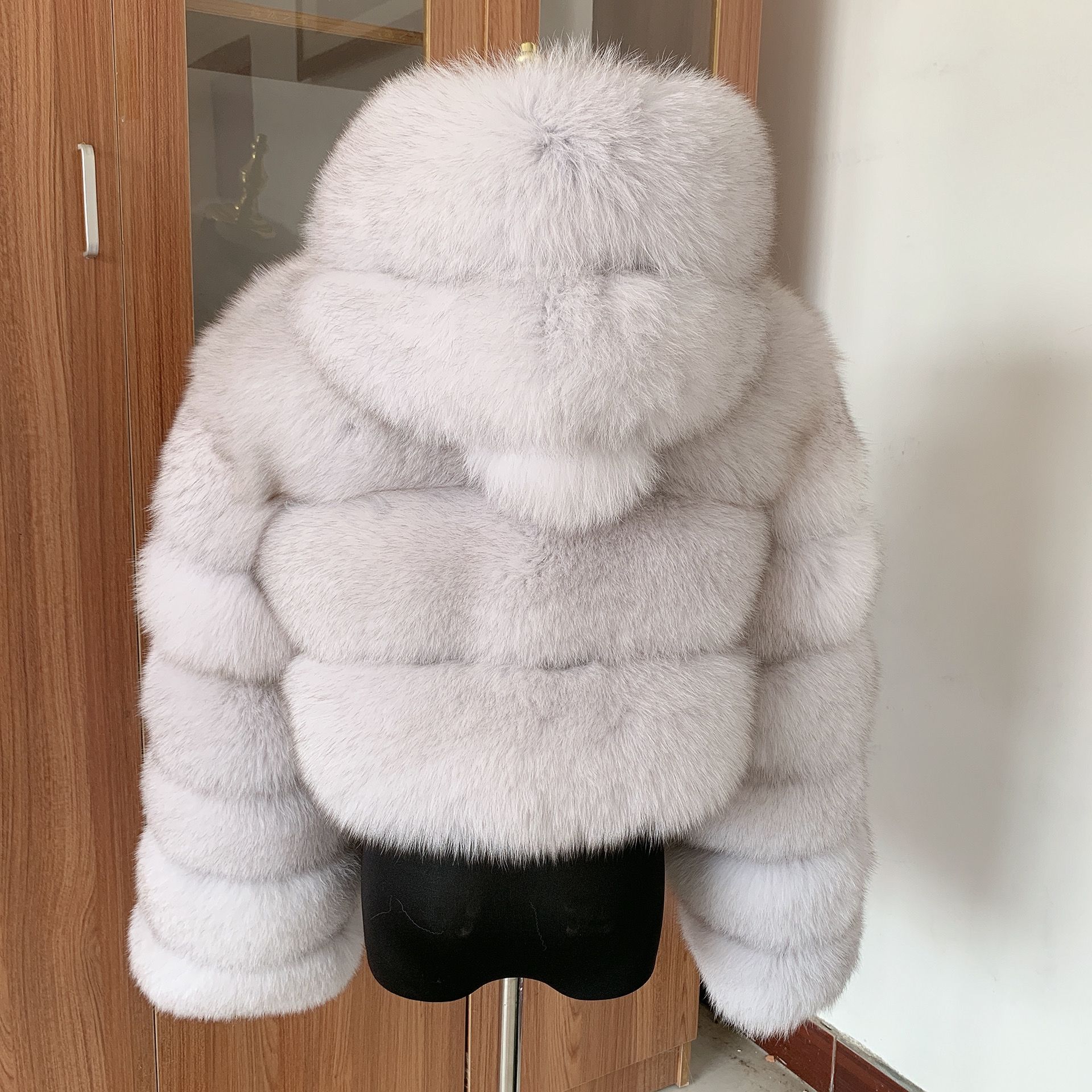 女性の冬のコート 2023 ショートファーコートキツネの毛皮のジャケットフード付きナチュラルリアルファーコート超暑い冬暖かいコートアライグマの毛皮のジャック