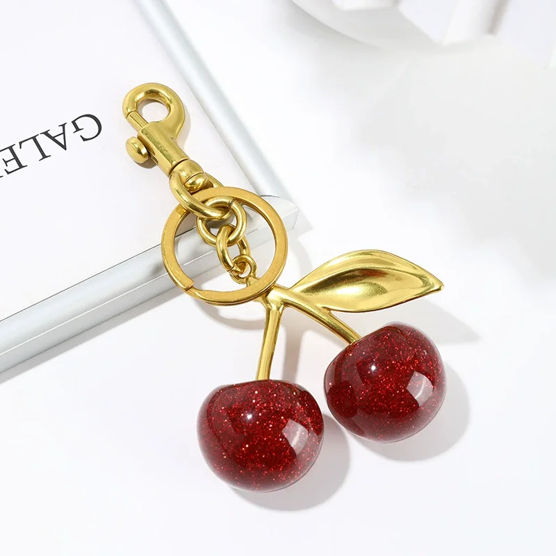 Trendiger Schlüsselanhänger mit rotem Kirsch-Anhänger für Frauen, niedliche Taschendekorationen, multifunktionaler Schmuck, Autoschlüssel-Zubehör, Charm-Schlüsselanhänger, Geschenk