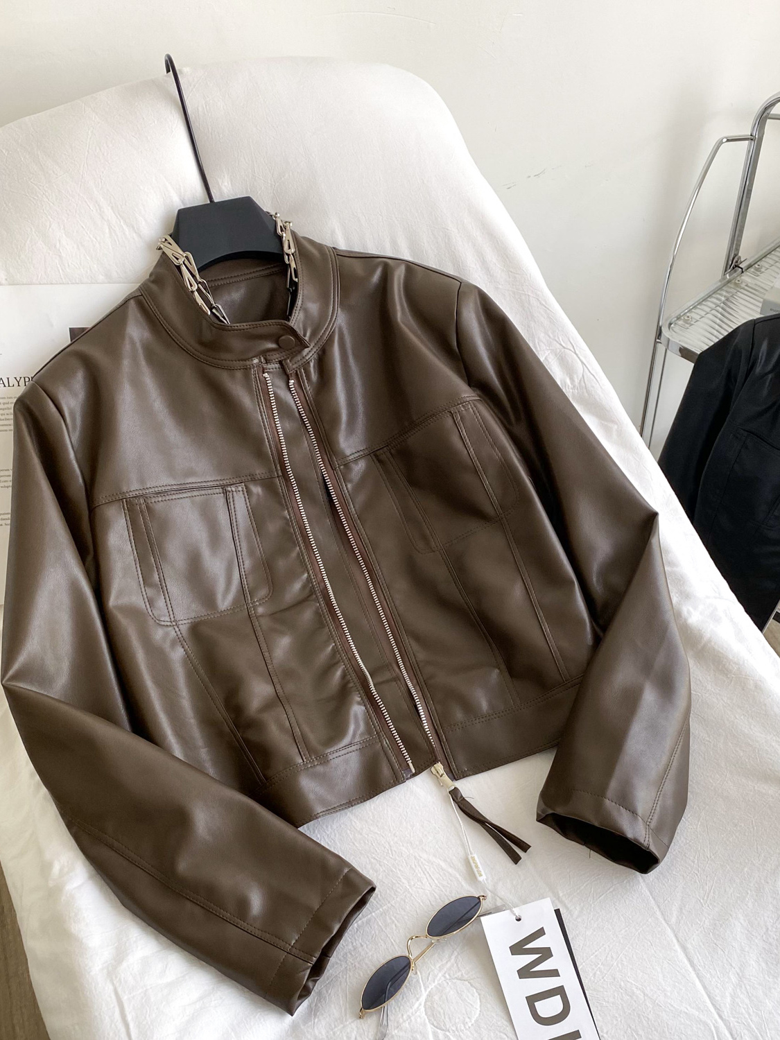 Jaqueta de Couro PU Versátil e E para Mulheres, Curta, Solta, Casual, com Gola Alta e Cinto, Roupa Externa de Outono