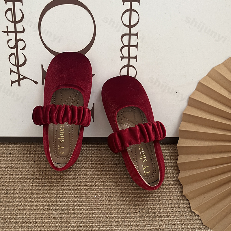 Новинка 2025 года, модная обувь принцессы для маленьких девочек, бархатная обувь без шнуровки для маленьких детей, танцевальная обувь на мягкой подошве, туфли на плоской подошве