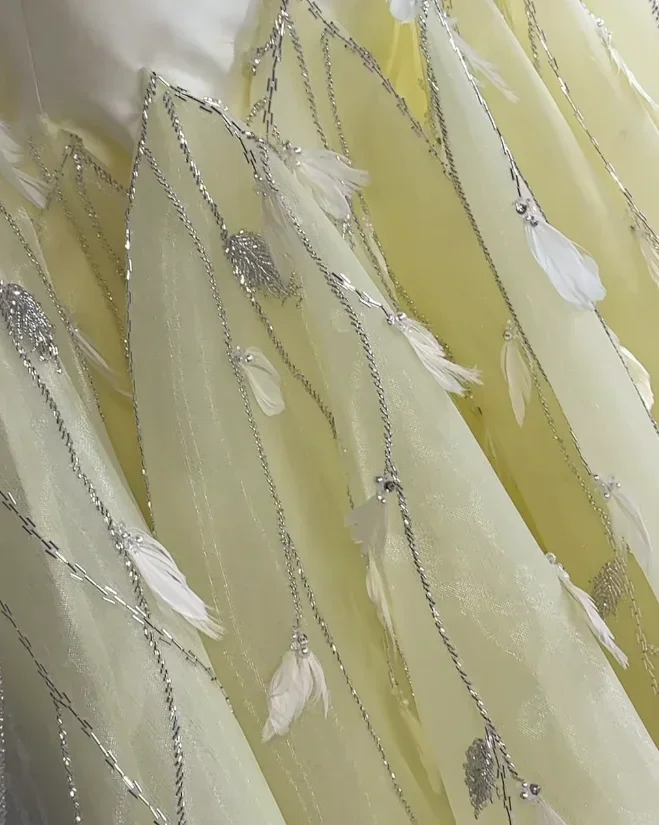 ที่กําหนดเองชุดราตรีสีเหลืองTulleพู่Feather Pleat A-LineชุดราตรียาวRetroประณีตคุณภาพสูงคลาสสิก