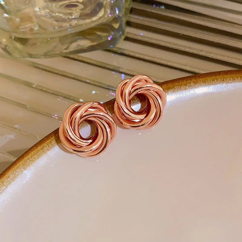 Brincos de argola de metal torcido, círculos redondos geométricos multicamadas para mulheres, cor dourada, amuletos da moda, joias da moda, presentes