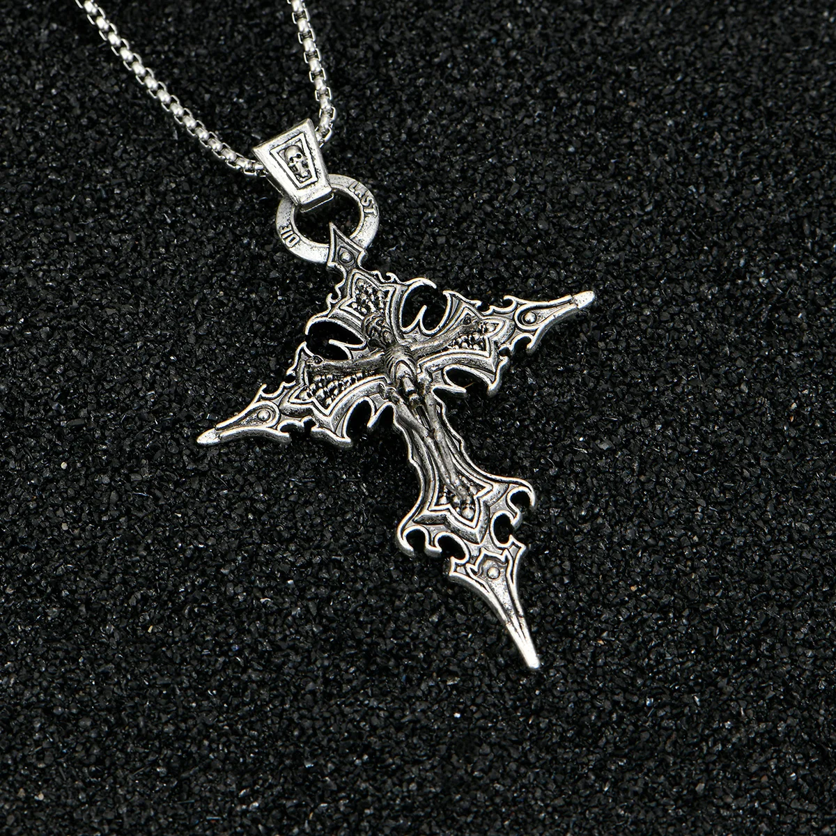 Um colar gótico retrô elegante e personalizado com pingente de cruz de caveira e colar de Halloween