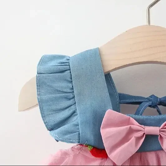 Zomer Nieuwe Meisjes Kleine Jurk Met Vliegende Mouwen Kinderstrik Aardbei Borduurwerk Mesh Gesplitste Denim Prinsessenjurk