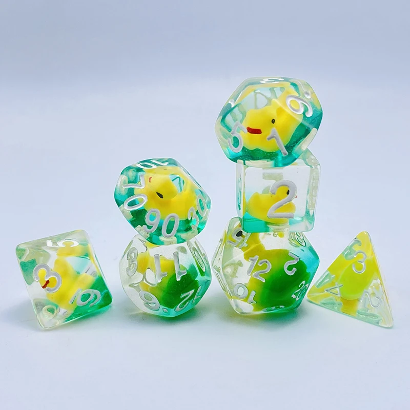 Neues DND gehobenes 7-teiliges Harzwürfelset Polyedrisches Inline-Tier D4 D6 D8 D10 D12 D20 Würfel für RPG-Brettspiel und Tischspiele
