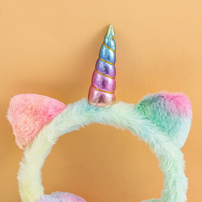 Cache-oreilles licorne colorée en peluche douce et moelleuse pour enfants, cache-oreilles chauds d'hiver avec oreilles de chat mignonnes, chapeau en fourrure tie-dye