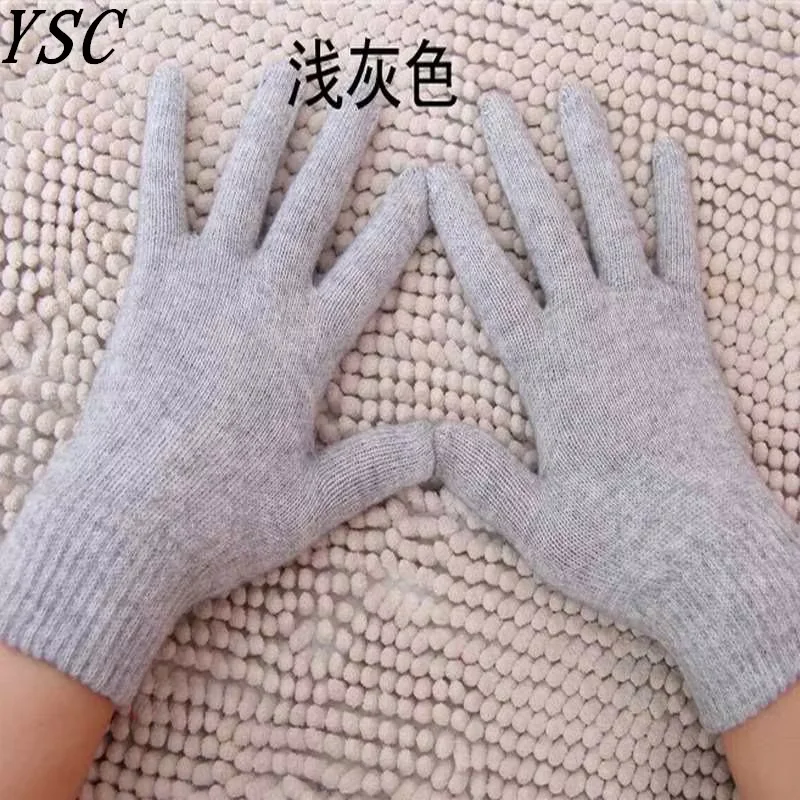 I classici guanti in lana da donna lavorati a maglia autunnali e invernali sono accessori morbidi, traspiranti, di alta qualità, alla moda e caldi