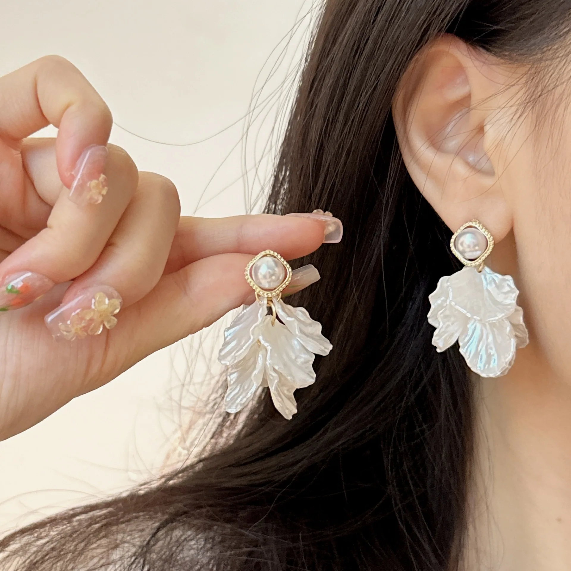 Pendientes con colgante de flor de concha brillante únicos a la moda para mujer, pendientes de perlas con temperamento, regalos de boda de diseño dulce