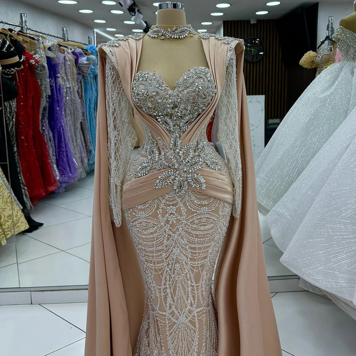 Dubai-Champagner-Partykleid mit langem Umhang, Perlenkristall, formelles Abendkleid, arabisch, maßgeschneiderte Roben, Longues Soirées Diegogante