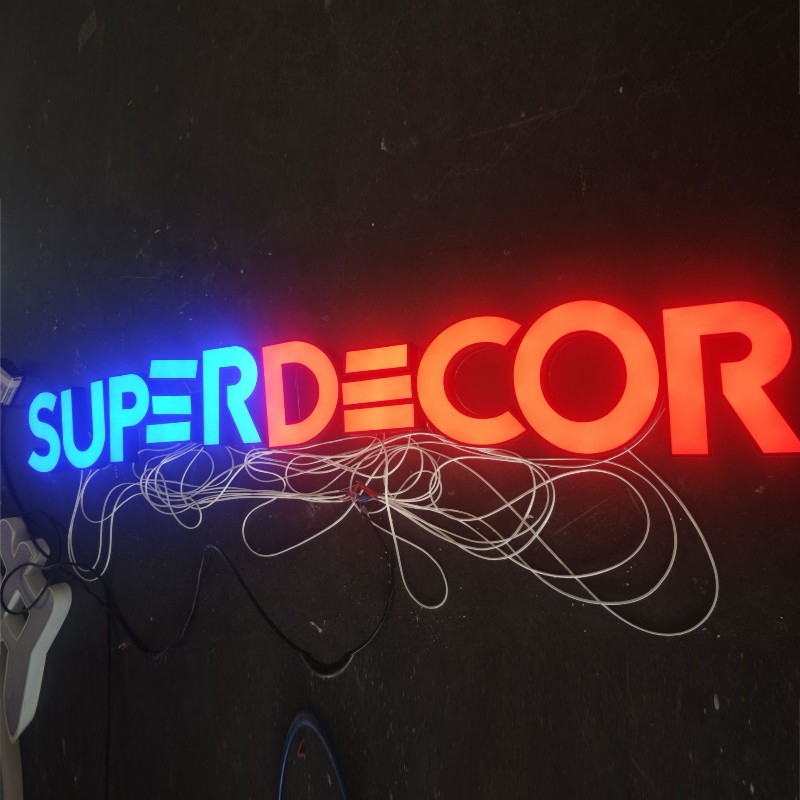 Maßgeschneiderte Outdoor-Acryl-LED-Kanalbuchstaben 3D-Shop-Schild Firmenlogo