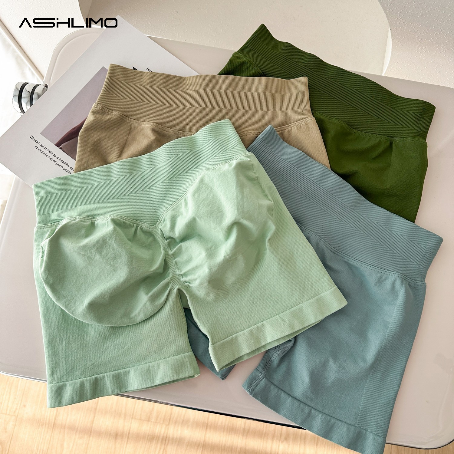 Pantalones cortos de impacto de 4,5 "con logo, pantalones cortos de gimnasio para mujer, deportes de Fitness, banda baja acanalada, entrenamiento, fruncido en el trasero, Yoga, botín, pantalones cortos para correr