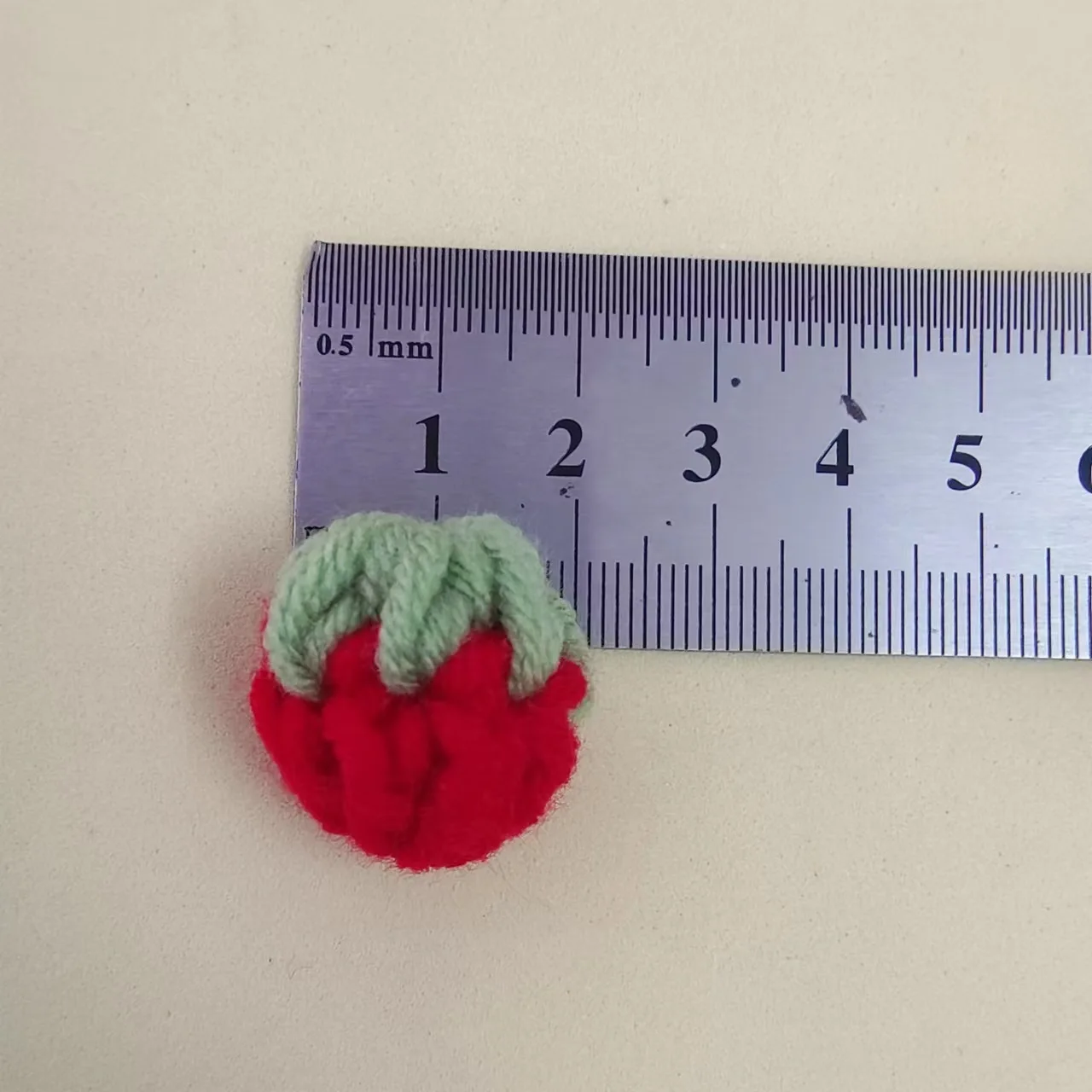 20PCS มือโครเชต์ขนสัตว์สตรอเบอร์รี่ขนาดเล็ก DIY ถักมินิสตรอเบอร์รี่ Patch DIY จี้เสื้อผ้ากระเป๋าอุปกรณ์เสริม