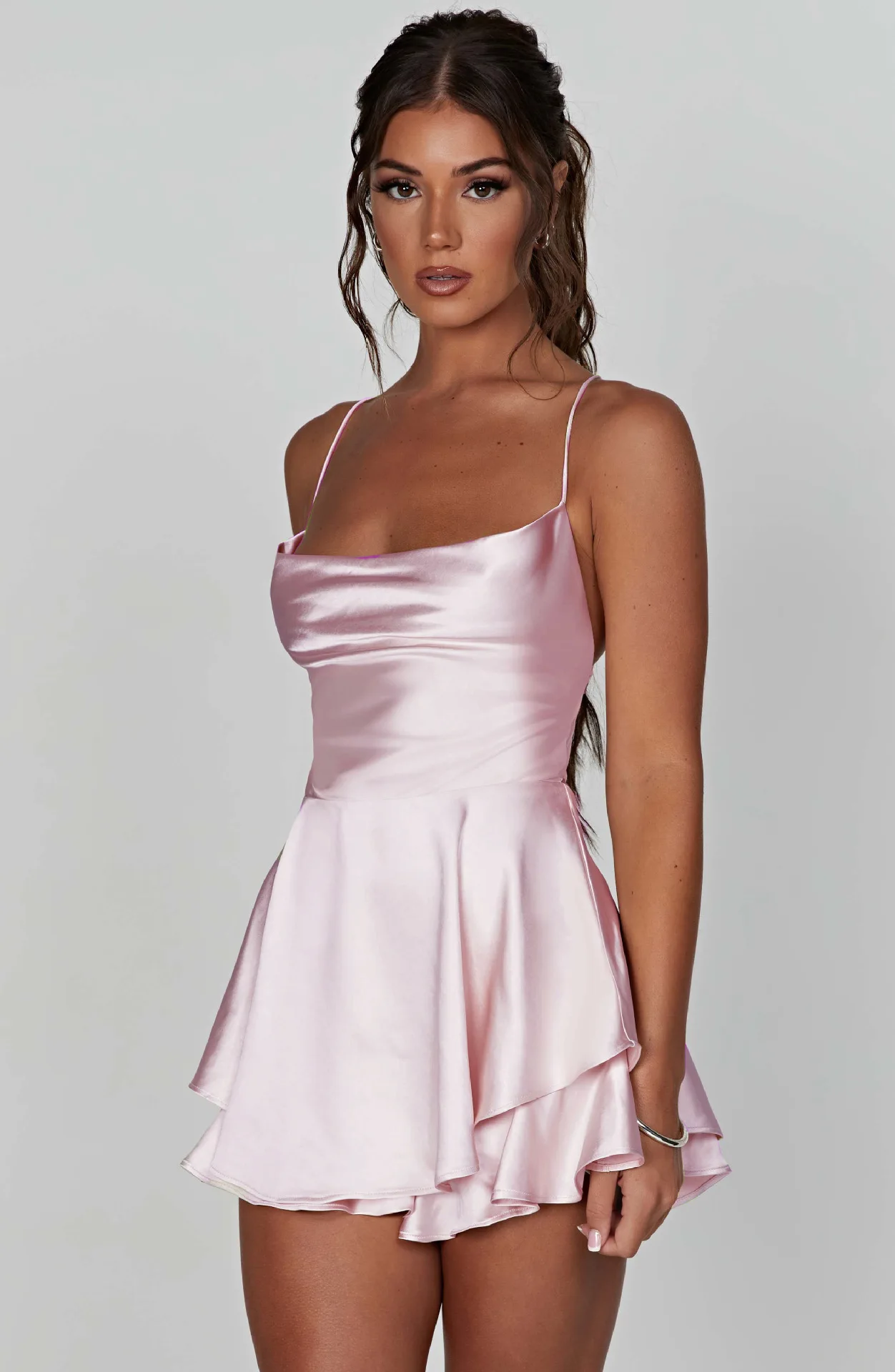 2025 sommer Neue Beliebte Europäischen und Amerikanischen Stil Sexy Abnehmen Zeigen Einfarbig Abnehmen Kleid Kurze frauen