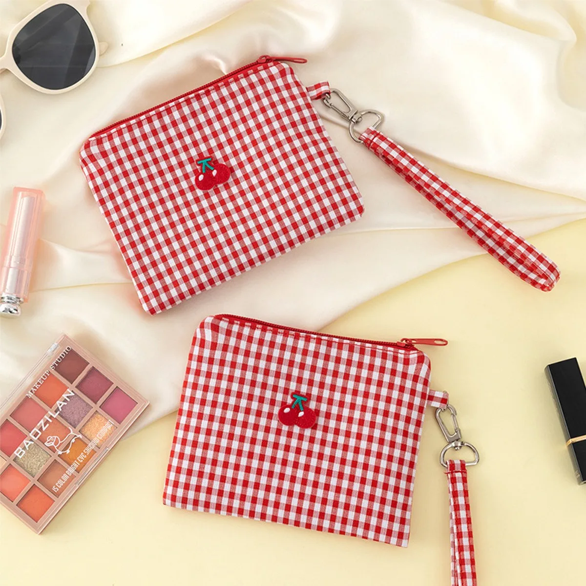 Bolsa de maquillaje de lona cereza roja, portátil y fácil de transportar. Bolsa de almacenamiento de lápiz labial cosmético de gran capacidad a cuadros rojos