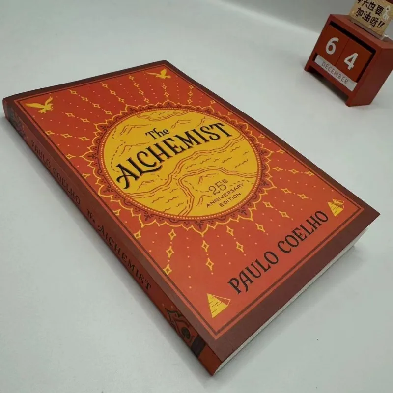 นักเล่นแร่แปรธาตุ โดย Paulo Coelho ฉบับครบรอบ 25 ปี นิยายวรรณกรรมคลาสสิก หนังสือภาษาอังกฤษ นวนิยายในภาษาอังกฤษ libro firmas