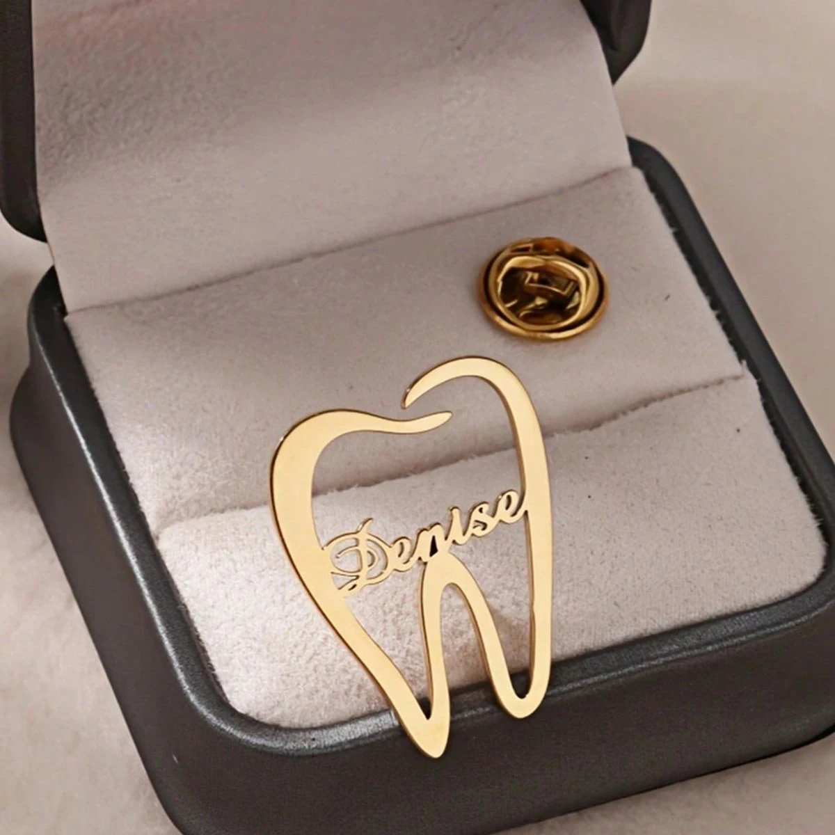 Sipuris Angepasst Zähne Zahnarzt Name Brosche Edelstahl Pins Für Frauen Männer Arzt Emblem Schmuck Zubehör Geburtstag Geschenke
