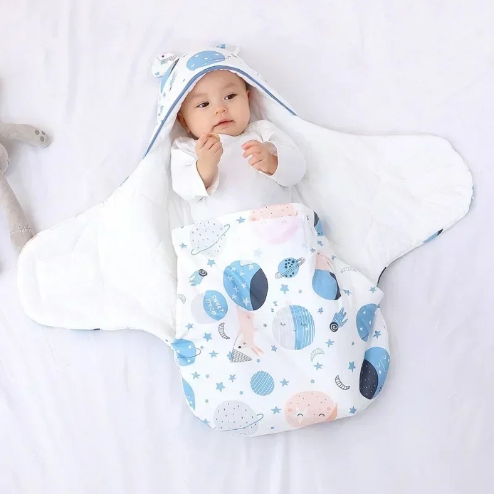 Los recién nacidos en la sala de entrega están envueltos en ropa para pañales y sacos de dormir hechos de puro algodón para primavera, otoño e invierno.