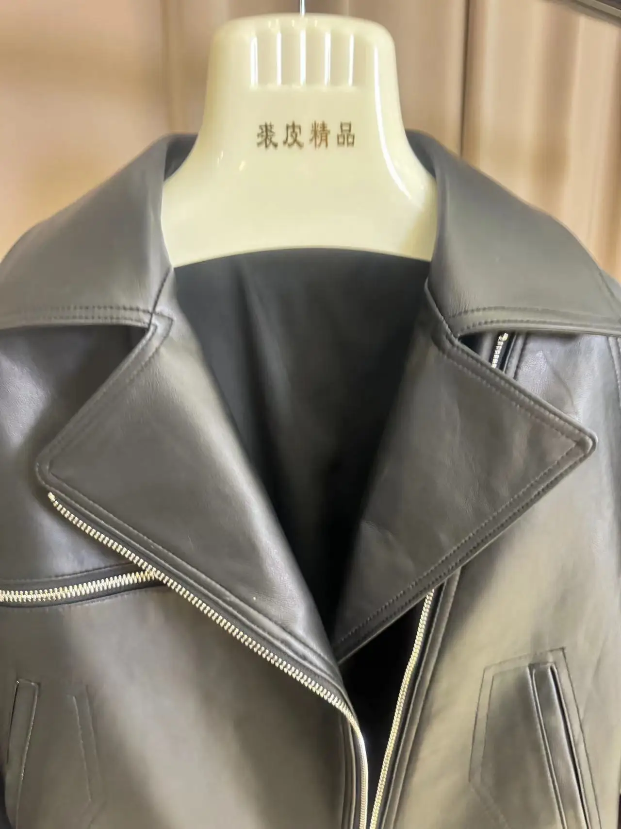 เสื้อคลุมสีดำสั้นสำหรับผู้หญิงหรูหราฤดูใบไม้ร่วงและฤดูหนาว2024คอปกเสื้อจริงและเป็นธรรมชาติ