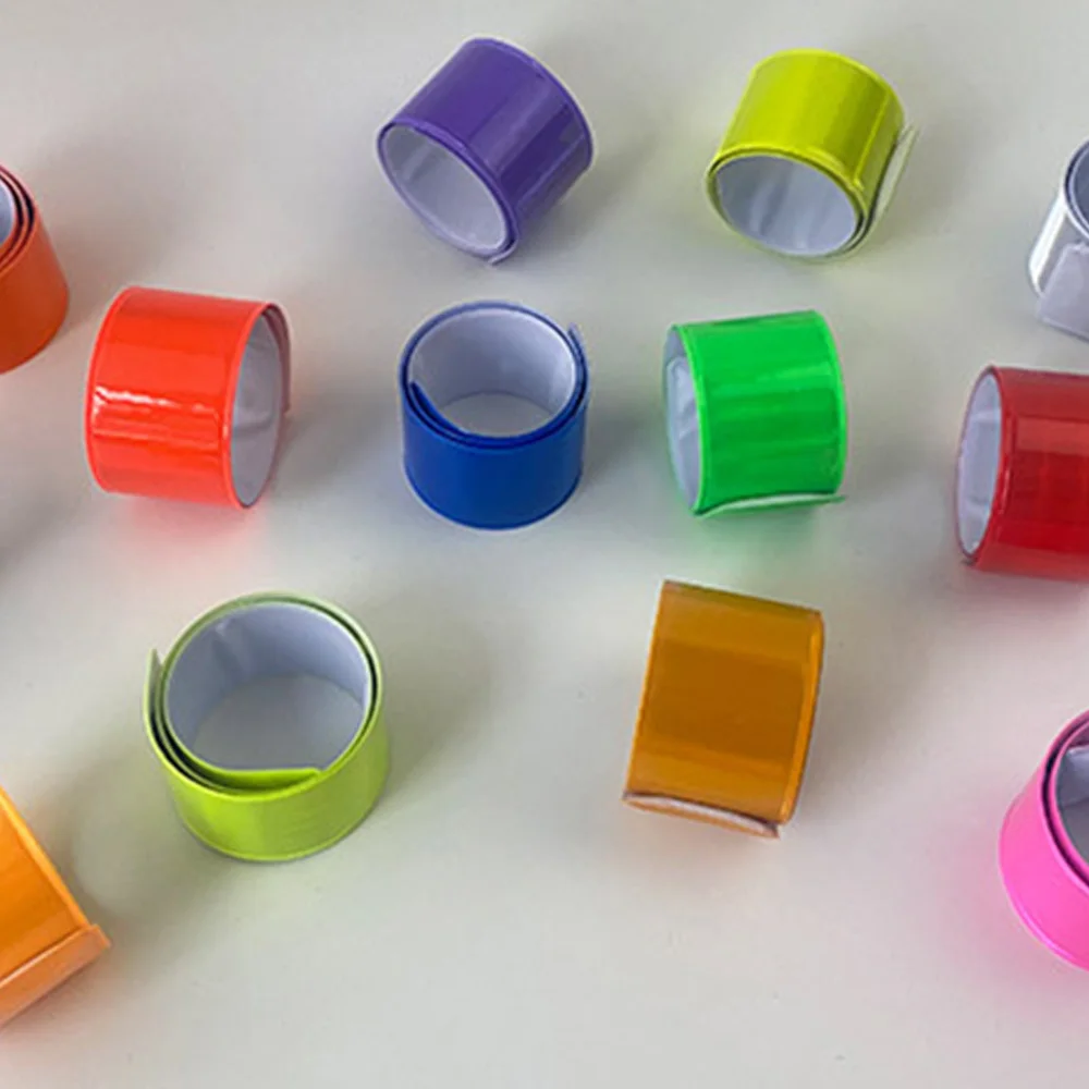 Bracciale a scatto in PVC con strisce riflettenti per cinturino di sicurezza per ciclismo da corsa notturna con materiale riflettente luminoso