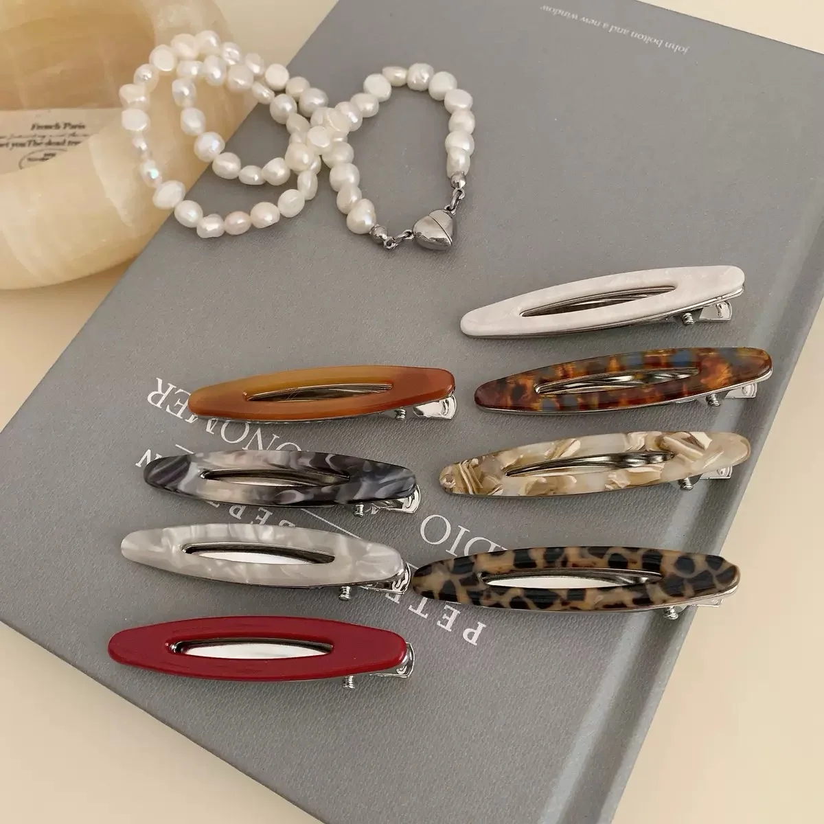Grampo de cabelo de metal oco oval para mulheres e meninas – acessório de estilo com franja lateral multicolorida