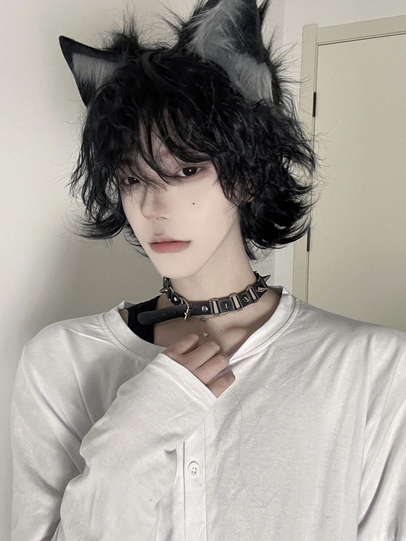 男性と女性のための人工ウィッグ,自然なウェーブのかかった髪,美しいかつら,黒い色,毎日のコスプレ,耐熱性,12インチ