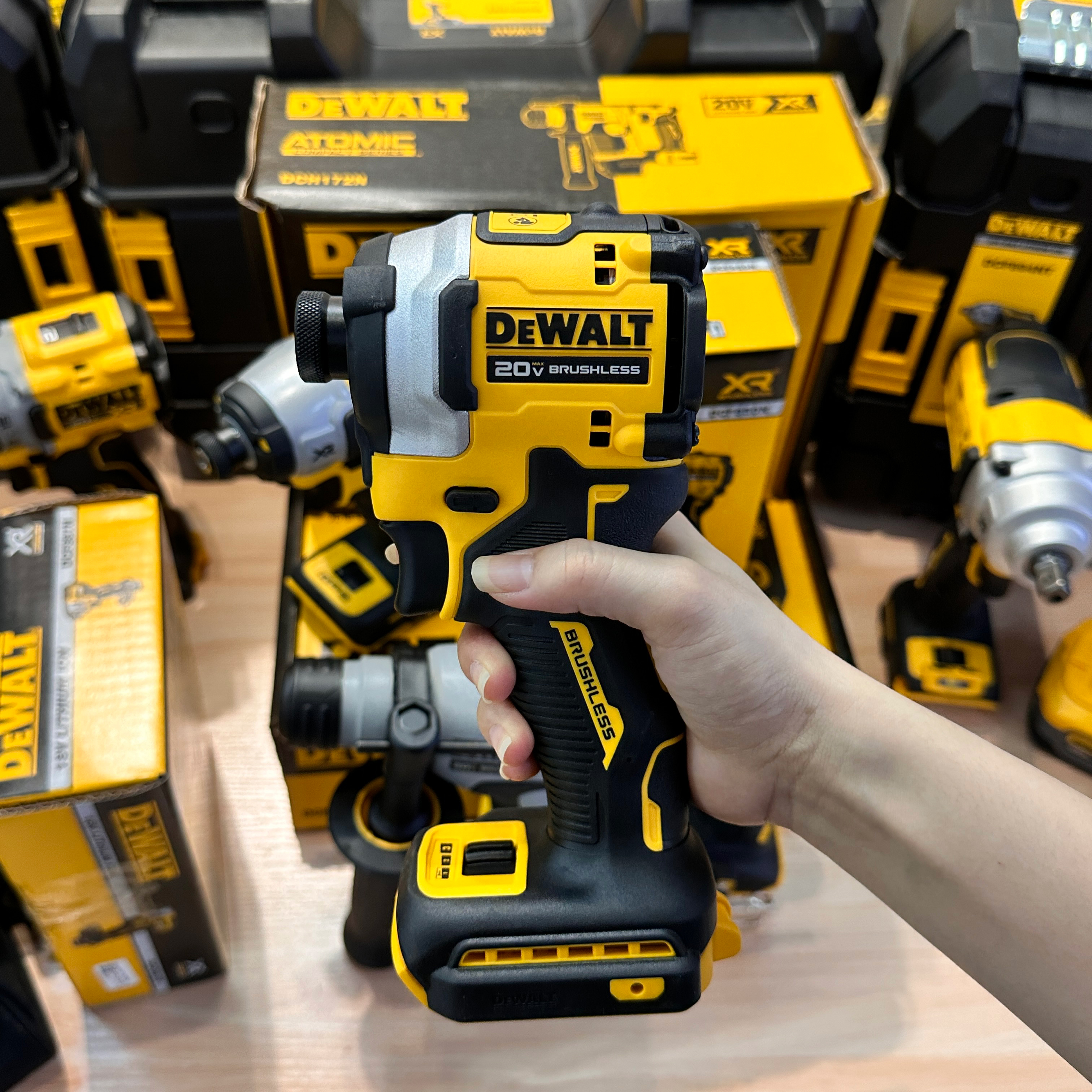 шуруповерт аккумуляторный DEWALT DCF850 DCF887 20V Ударный шуруповерт 205NM Бесщеточный мотор Аккумуляторная перезаряжаемая отвертка Электрическая шуруповерт Электроинструменты