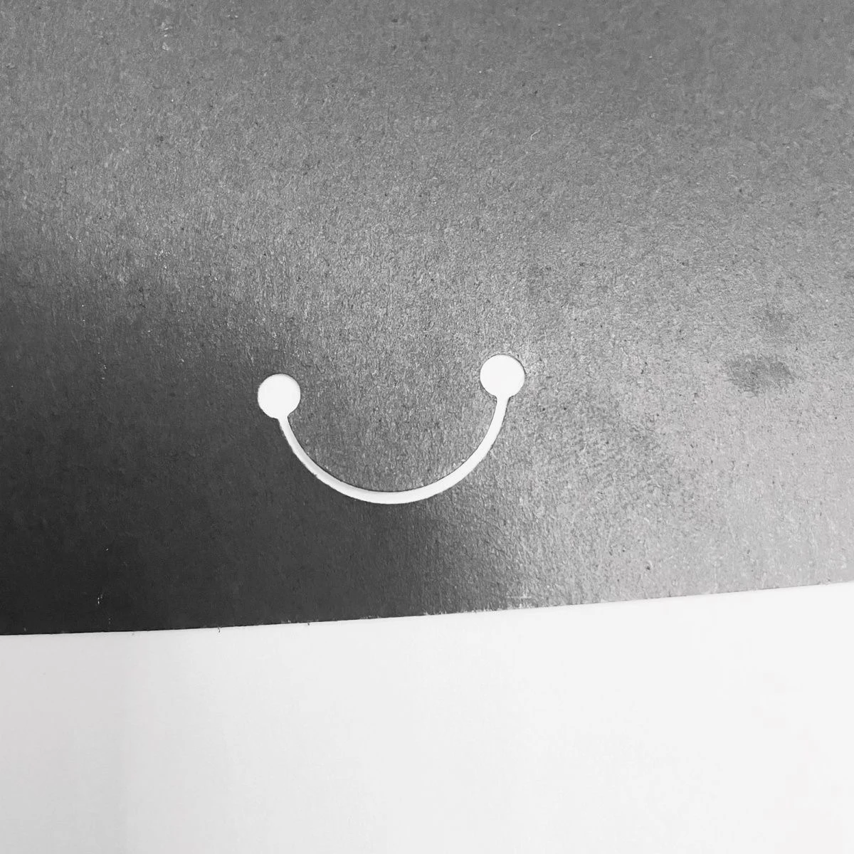 1pc keychain embossing machine, keychain hole puncher, handmade, smiley face pattern hole puncher (Color random)