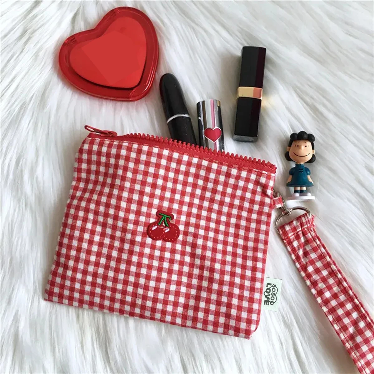 Make-up-Tasche aus rotem Kirsch-Canvas, tragbar und leicht zu tragen. Rot karierte Kosmetik-Lippenstift-Aufbewahrungstasche mit großem Fassungsvermögen.