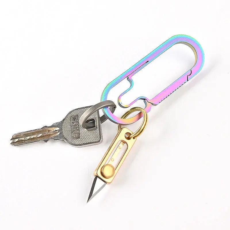 Mini portachiavi con coltello a spinta in ottone Portachiavi portatile Edc con ciondolo Disimballaggio Express Opener Strumento da campeggio esterno Mini portachiavi con coltello