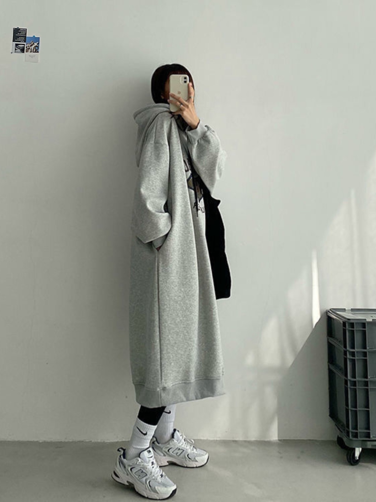 プラスサイズの女性のフリース裏地パーカードレス隠し肉レタリング緩い怠惰なスタイル秋冬長袖ミッドレングス A ラインドレス