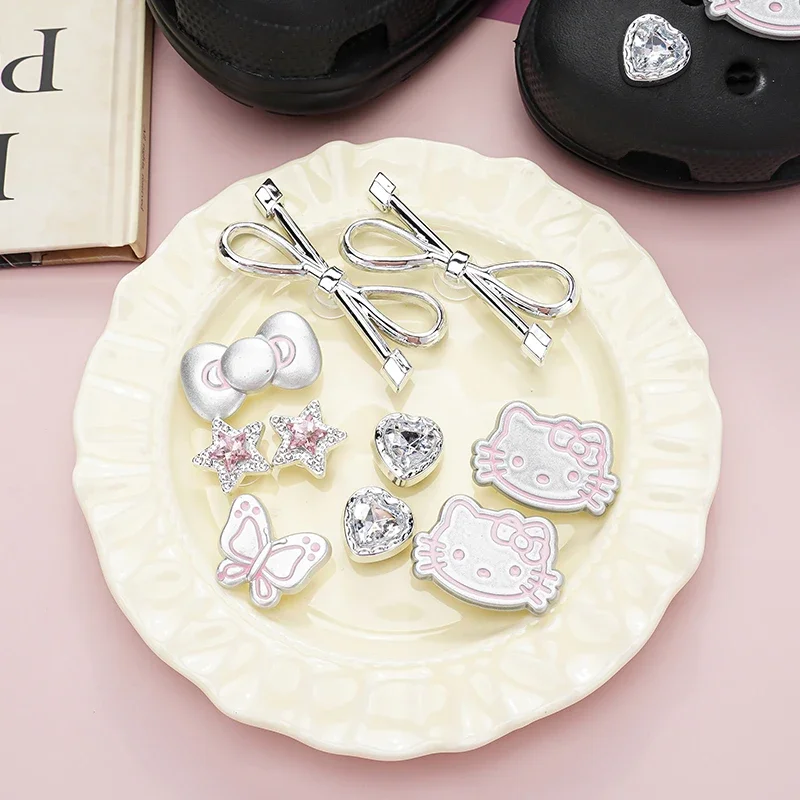 MINISO Hello Kitty รองเท้า Charms ชุดเงิน Katie KT แมวผู้หญิงรองเท้าแตะอุปกรณ์เสริมรองเท้ารองเท้าแตะ & Clogs ตกแต่ง