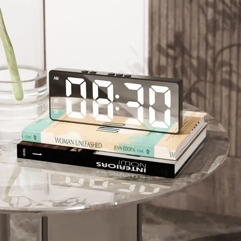 LED Wecker Elektronische Student Digitaluhr Sprachsteuerung Dual Snooze 12/24H Dual Alarme Temperatur Stumm Tischuhr