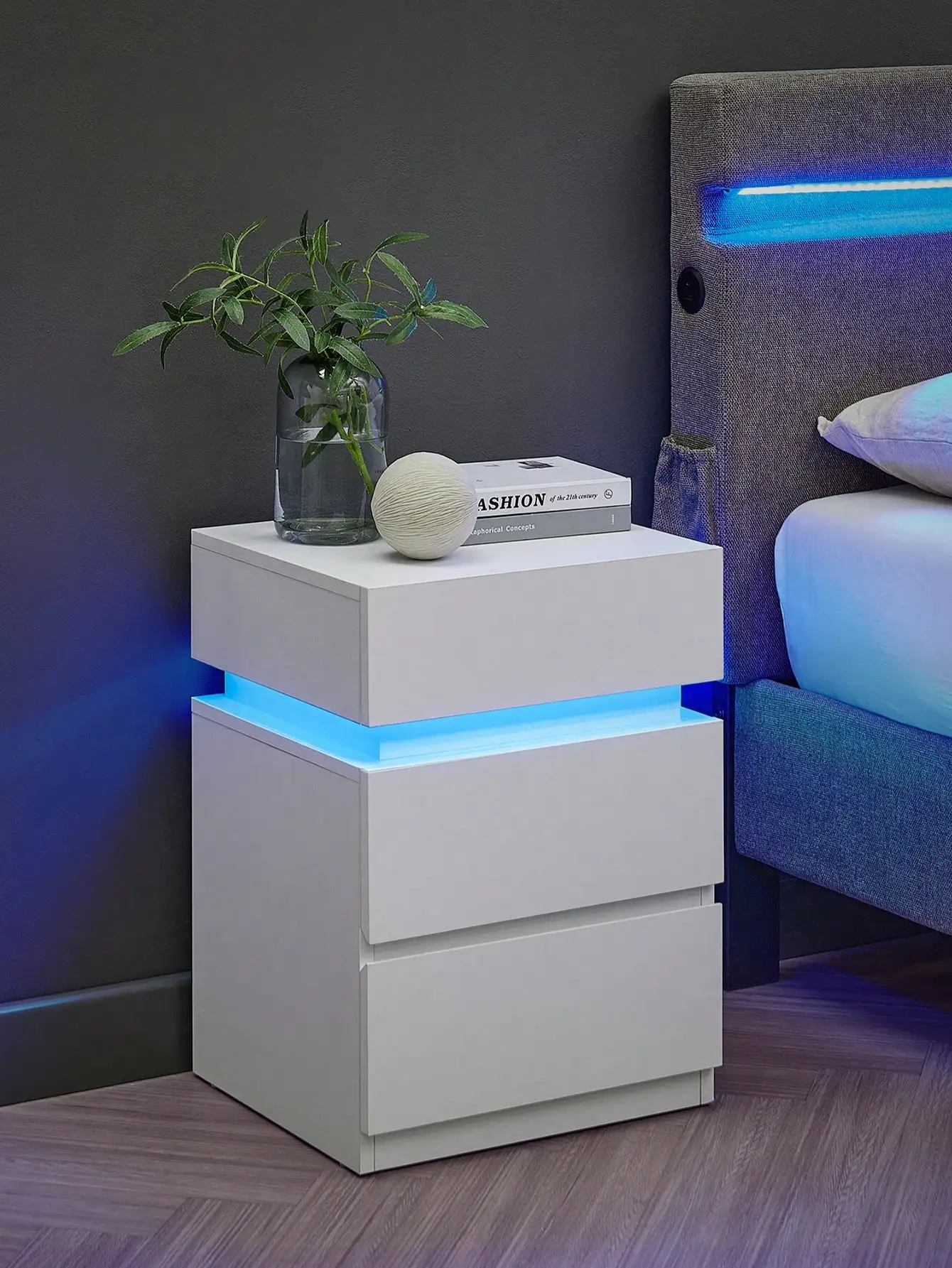 VASAGLE Comodino con Striscia LED Multicolora Variabile, 3 Cassetti, Tavolino, Stile Moderno, 35 x 40 x 55 cm, Bianco