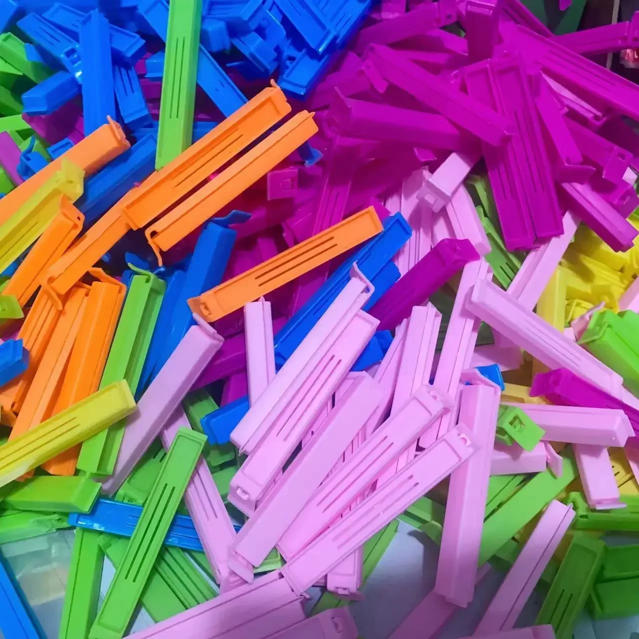 Klip Penyegel Kantong Makanan Plastik Warna-warni – Penyegel Makanan Ringan Kedap Udara untuk Penyimpanan Dapur, Pelestarian & Pengorganisasian Tas Permen