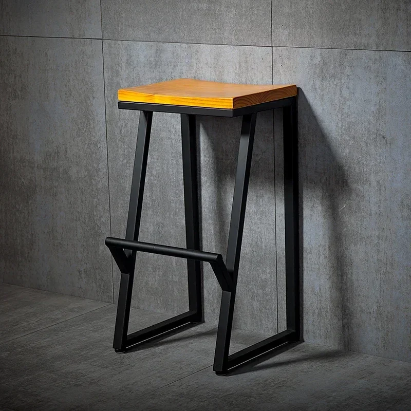 Silla minimalista de barra de hierro con base alta, asientos de madera maciza, asientos de mostrador, muebles de restaurante con soporte de carga estable, taburetes de cocina