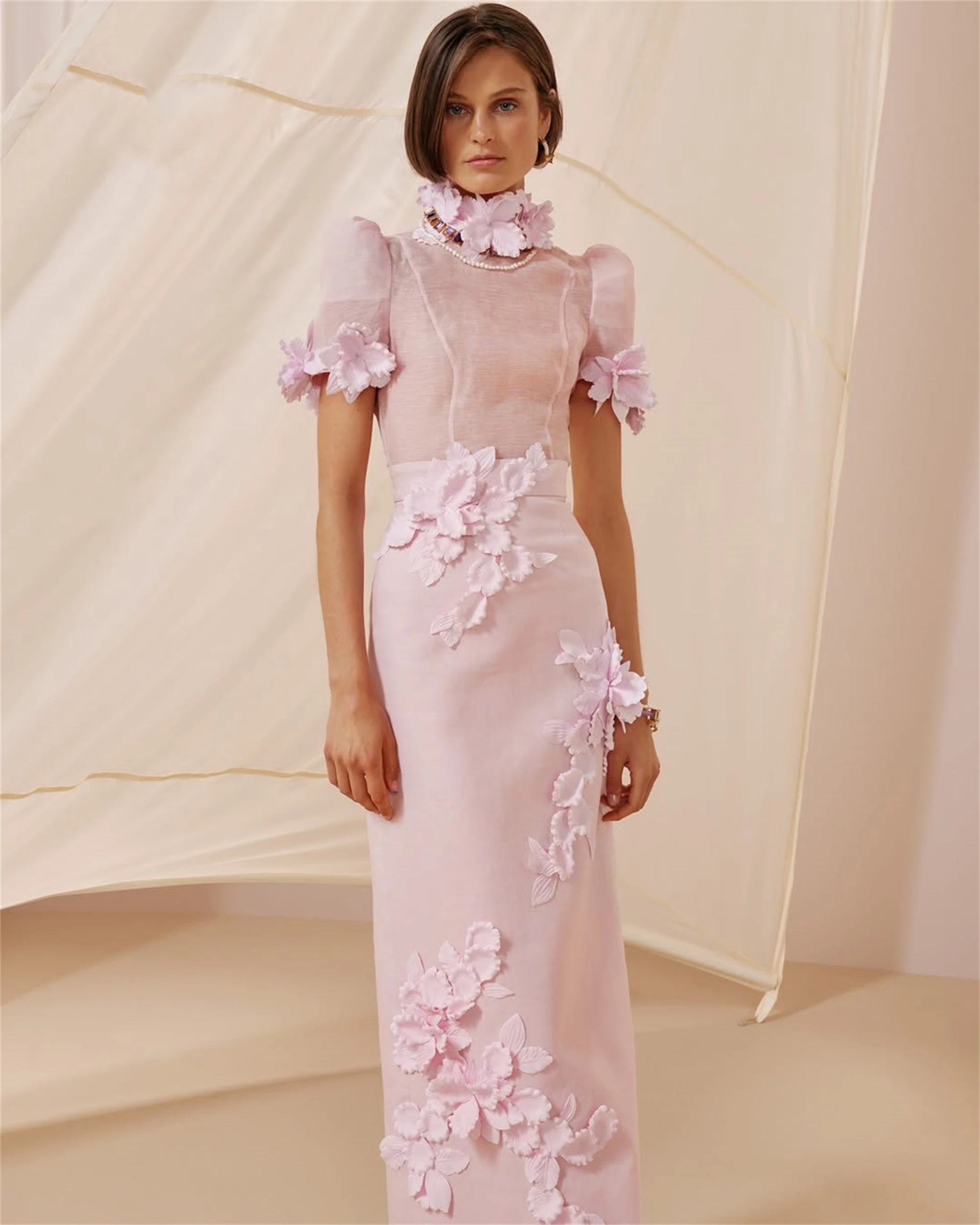 Maßgeschneidertes, hochwertiges rosafarbenes Kleid, knöchellang, kurze Ärmel, Applikationen, Reißverschluss, فسات Varané Entreeo Entree