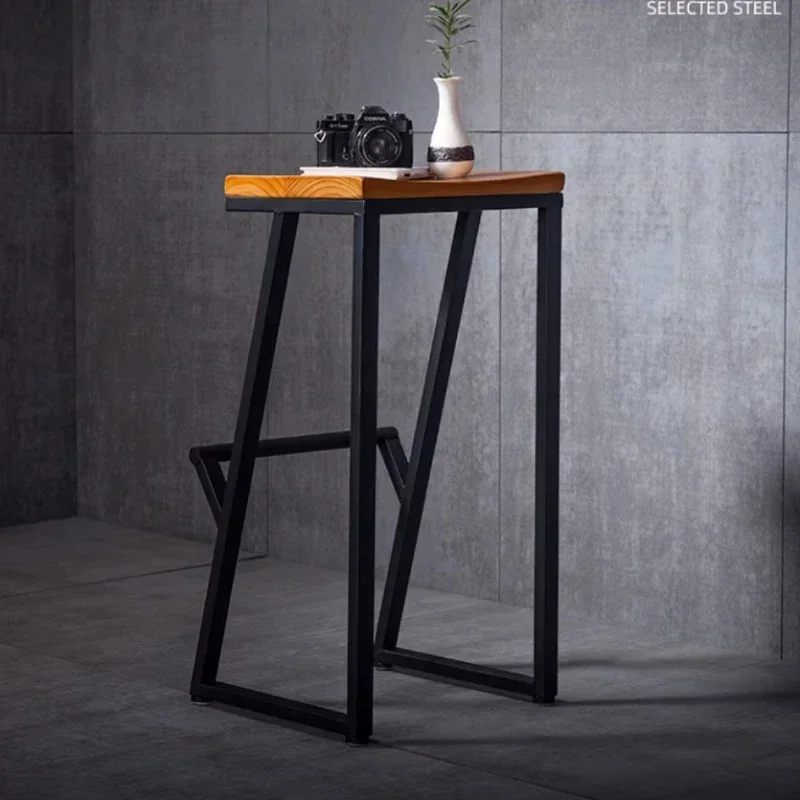 Silla minimalista de barra de hierro con base alta, asientos de madera maciza, asientos de mostrador, muebles de restaurante con soporte de carga estable, taburetes de cocina
