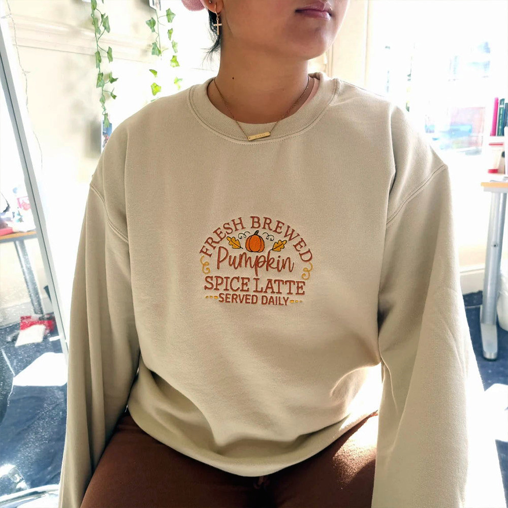 2024 Jesienny haftowany dyniowy sweter latte z długim rękawem Luźne bluzy z grubego polaru w stylu vintage Pullover
