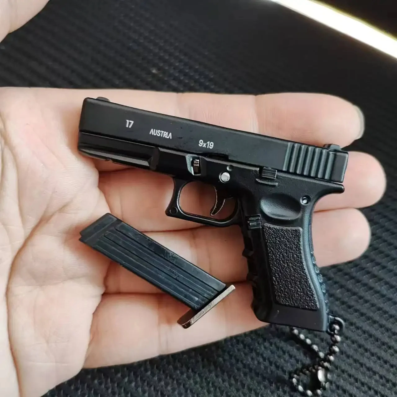1:3 G17 권총 모델 금속 미니 장난감 총 분리형 DIY 반 합금 키 체인 펜던트 장식품 어린이 장난감