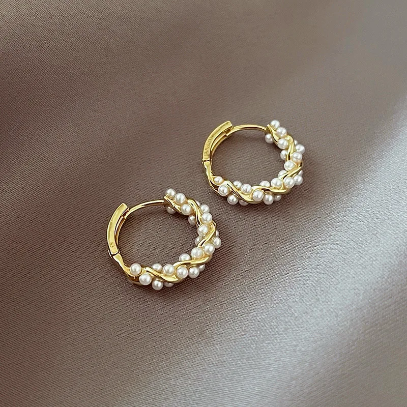 2024 coreano nuevo temperamento Simple círculo pendientes de perlas moda pequeños pendientes versátiles joyería de mujer