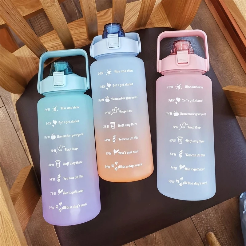2L ขวดน้ำสำหรับกีฬากลางแจ้งความจุขนาดใหญ่ถ้วยพลาสติกที่สร้างสรรค์กระเด้งกลางแจ้งกระบอกน้ำกันรั่วพร้อมตัวบอกเวลา