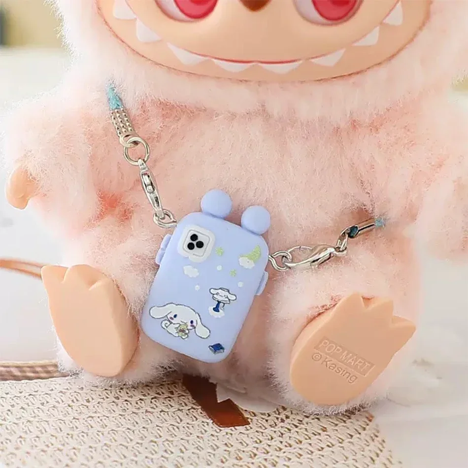 Labubu ためのアクセサリー泣き虫アクセサリー漫画スタイルカメラ電話バッグぬいぐるみアクセサリーペンダントファン誕生日ギフト