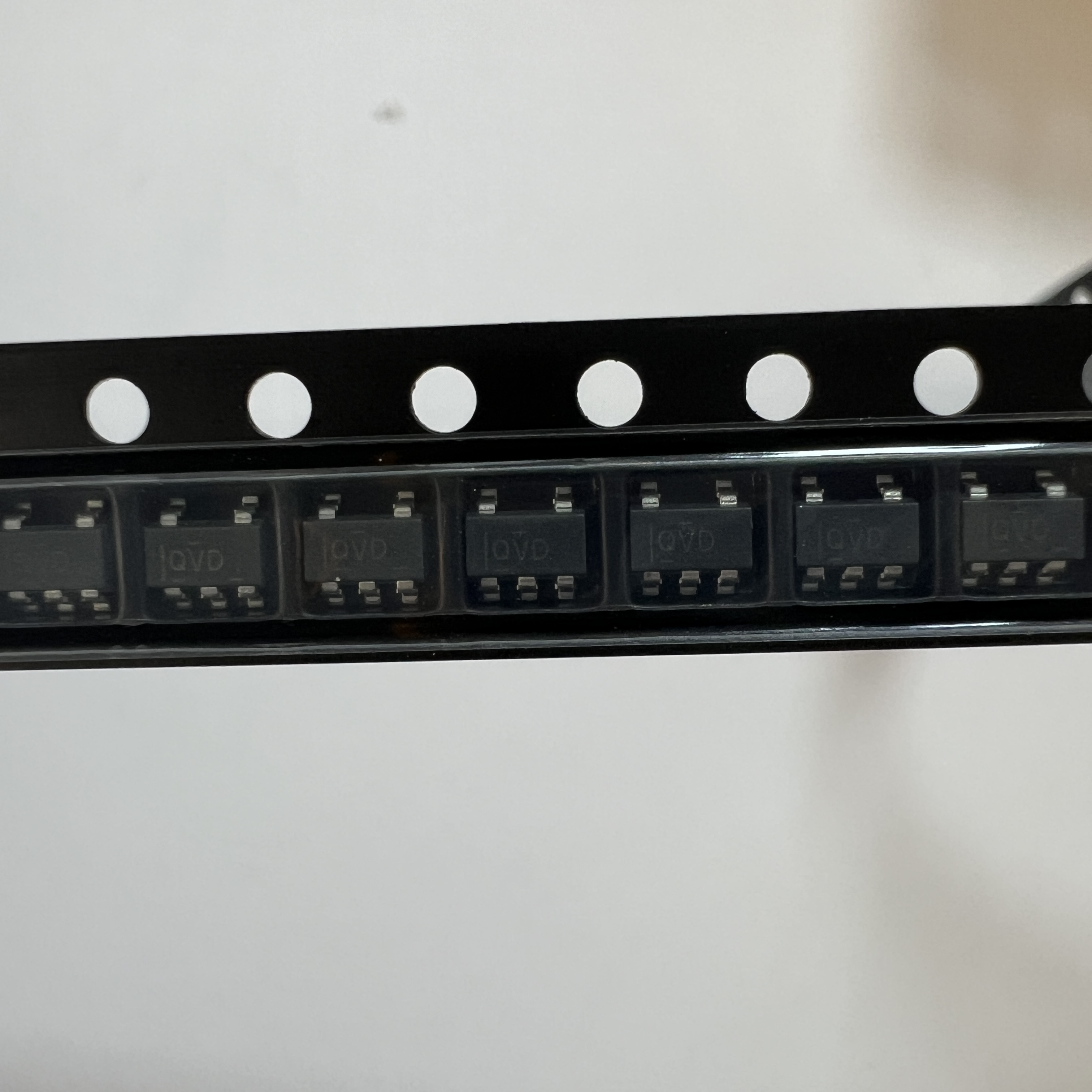 100 teile/los (Stroms ensor verstärker) tlv70233dbvr