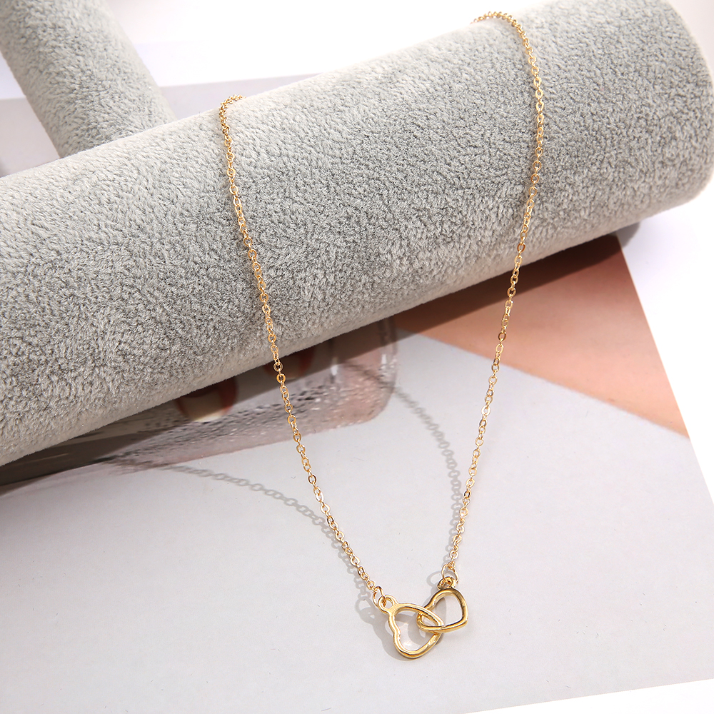 Collar Simple de Metal hueco de doble corazón para mujer, collar de cadena de clavícula de Color plateado con corazón conectado creativo, joyería de fiesta