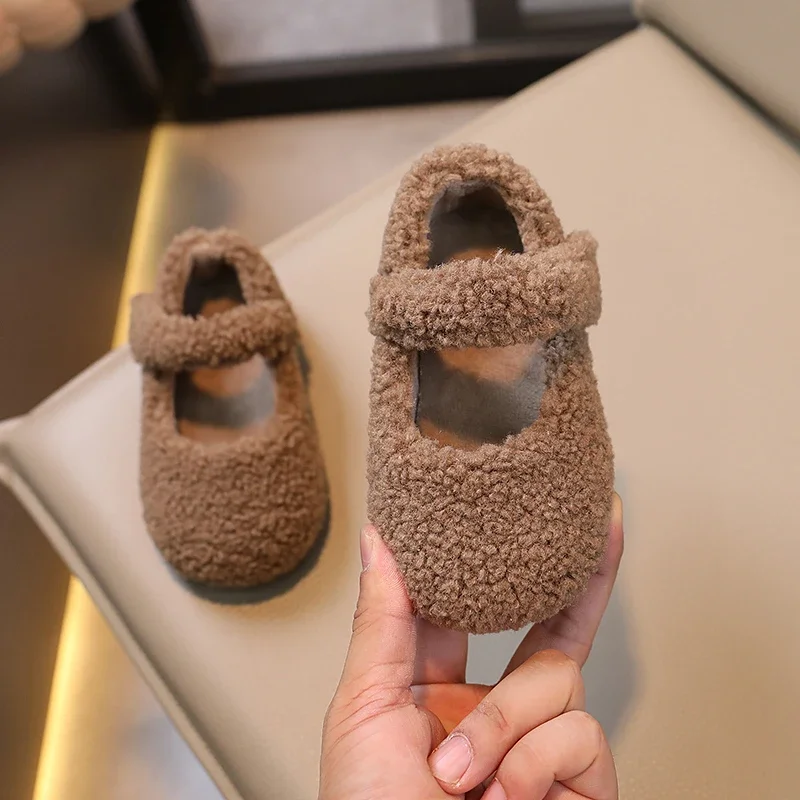 รองเท้า Flat5สำหรับเด็ก, ใหม่ฤดูหนาวรองเท้าลำลองขนเฟอร์กันหนาวน้ำหนักเบาใส่สบายกันลื่น2024เด็กหญิงเด็กชายใส่สบาย