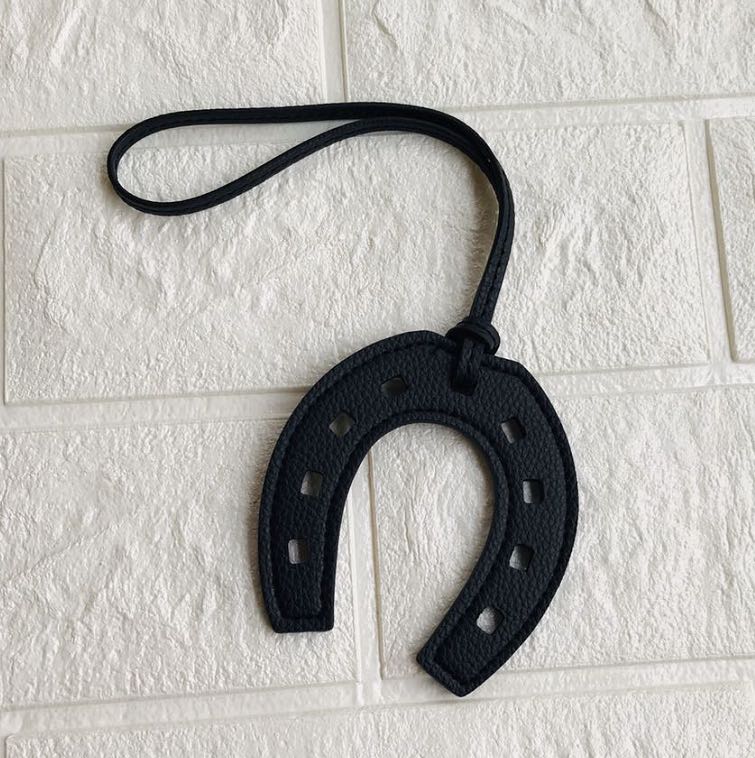 10 Farben PU-Leder Huf Hufeisen Schlüsselanhänger Handtaschenhalter Charm Tasche Geldbörse Zubehör für Frauen und Mädchen