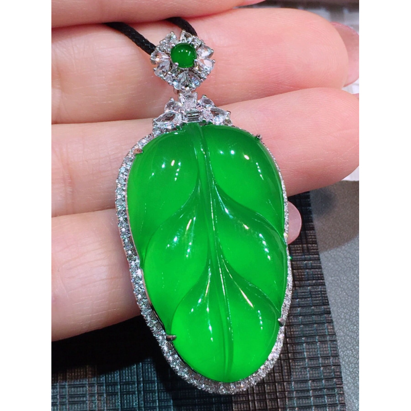 Ice-like Positive Green Leaf Shaped Treated Jadeite Pendant Myanmar18KInlaid Emperor Full Green Pendant for Women Gift